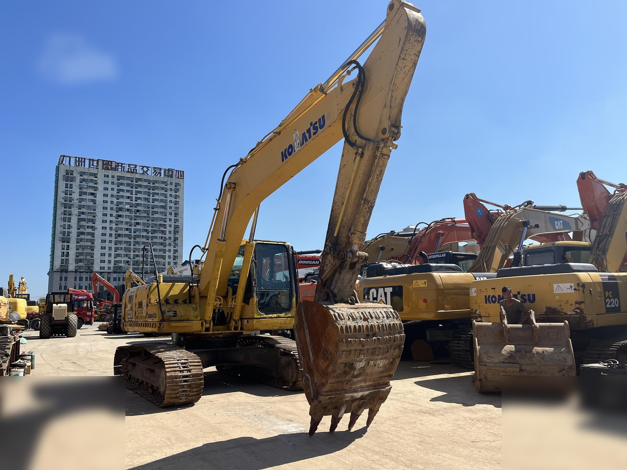 KOMATSU PC220-7 - Pelle sur chenille: photos 1 KOMATSU PC220-7 - Pelle sur chenille: photos 1