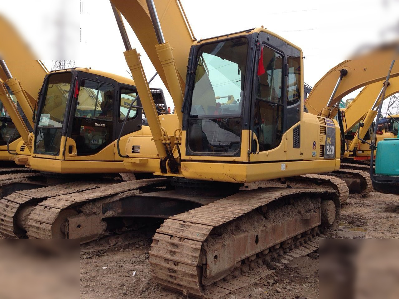 Pelle sur chenille KOMATSU PC220-8: photos 7