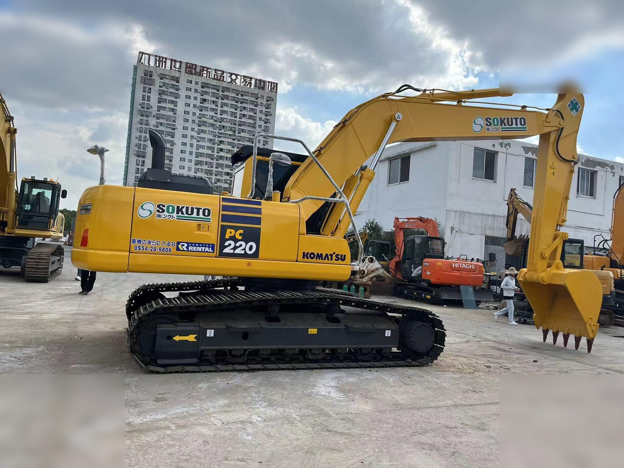 KOMATSU PC220-8 - Pelle sur chenille: photos 2 KOMATSU PC220-8 - Pelle sur chenille: photos 2