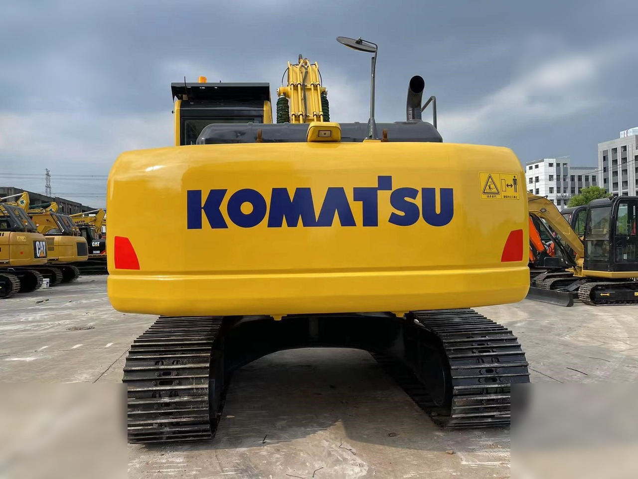 KOMATSU PC220-8 - Pelle sur chenille: photos 2 KOMATSU PC220-8 - Pelle sur chenille: photos 2