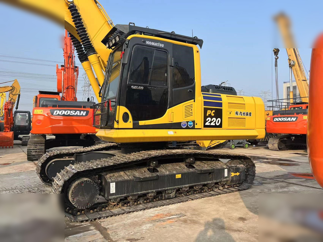 KOMATSU PC220-8M0 - Pelle sur chenille: photos 3 KOMATSU PC220-8M0 - Pelle sur chenille: photos 3