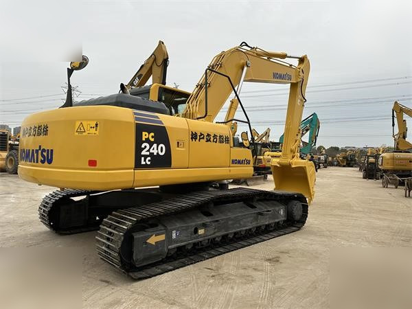 KOMATSU PC240 LC-8 - Pelle sur chenille: photos 2 KOMATSU PC240 LC-8 - Pelle sur chenille: photos 2