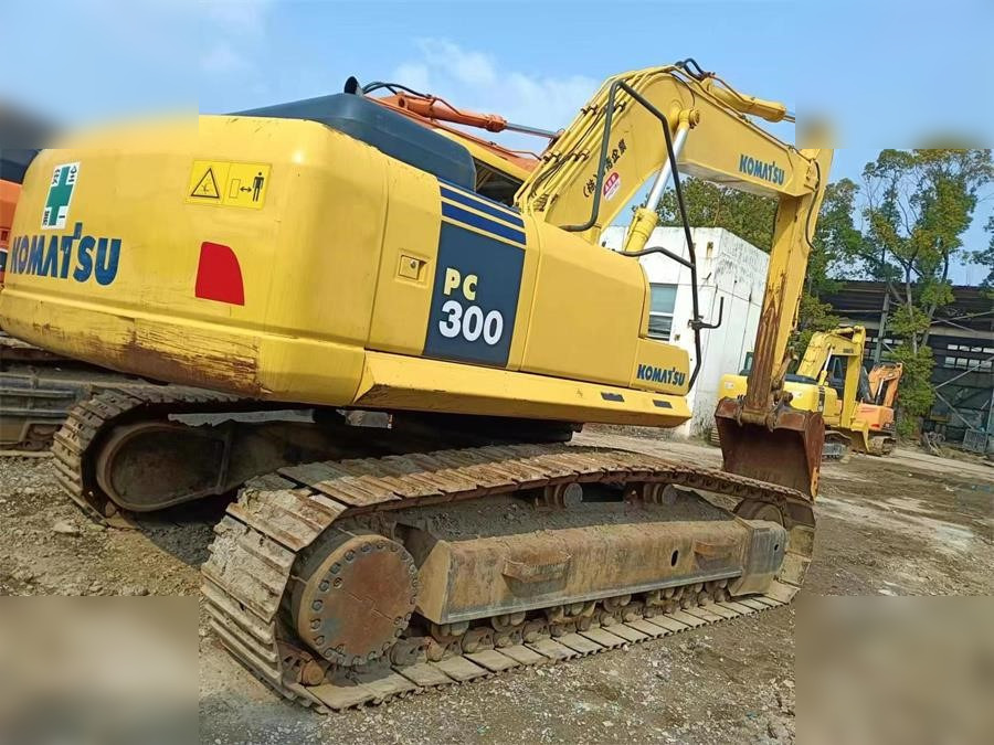 KOMATSU PC300-7 - Pelle sur chenille: photos 2 KOMATSU PC300-7 - Pelle sur chenille: photos 2
