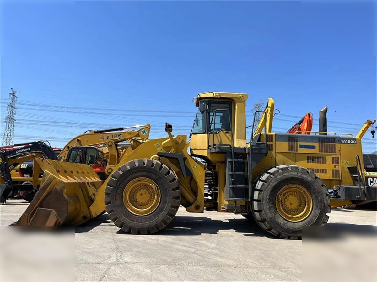 KOMATSU WA600-3 - Chargeuse sur pneus: photos 5 KOMATSU WA600-3 - Chargeuse sur pneus: photos 5