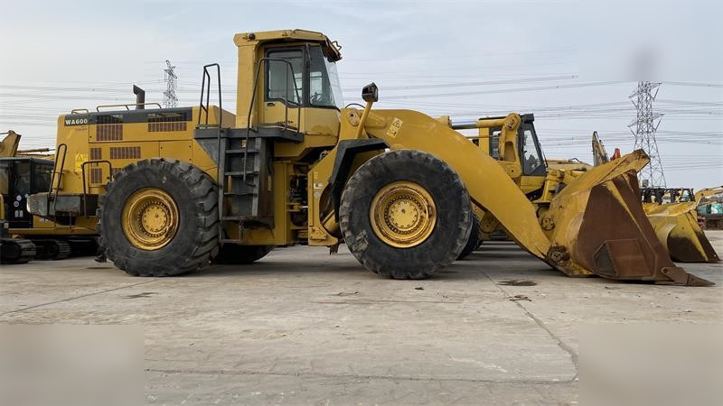 KOMATSU WA600-3 - Chargeuse sur pneus: photos 1 KOMATSU WA600-3 - Chargeuse sur pneus: photos 1