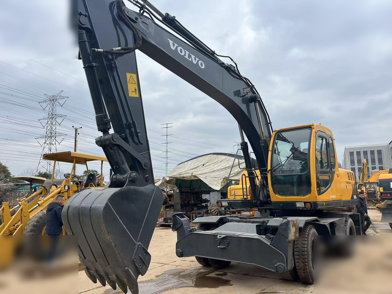 VOLVO EW170 - Pelle sur pneus: photos 3 VOLVO EW170 - Pelle sur pneus: photos 3