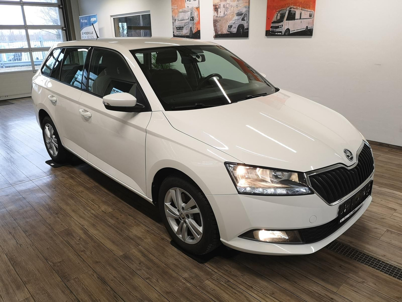 Skoda Fabia Combi Ambition 1.0TSI 81kW+R-KAM+PDC+KLIMA - Voiture: photos 2 Skoda Fabia Combi Ambition 1.0TSI 81kW+R-KAM+PDC+KLIMA - Voiture: photos 2