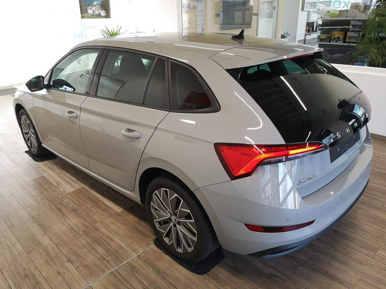Skoda Scala Ambition 1,0 TSI 81 kW*NAVI*LED*R-KAM*PDC* - Berline: photos 4 Skoda Scala Ambition 1,0 TSI 81 kW*NAVI*LED*R-KAM*PDC* - Berline: photos 4