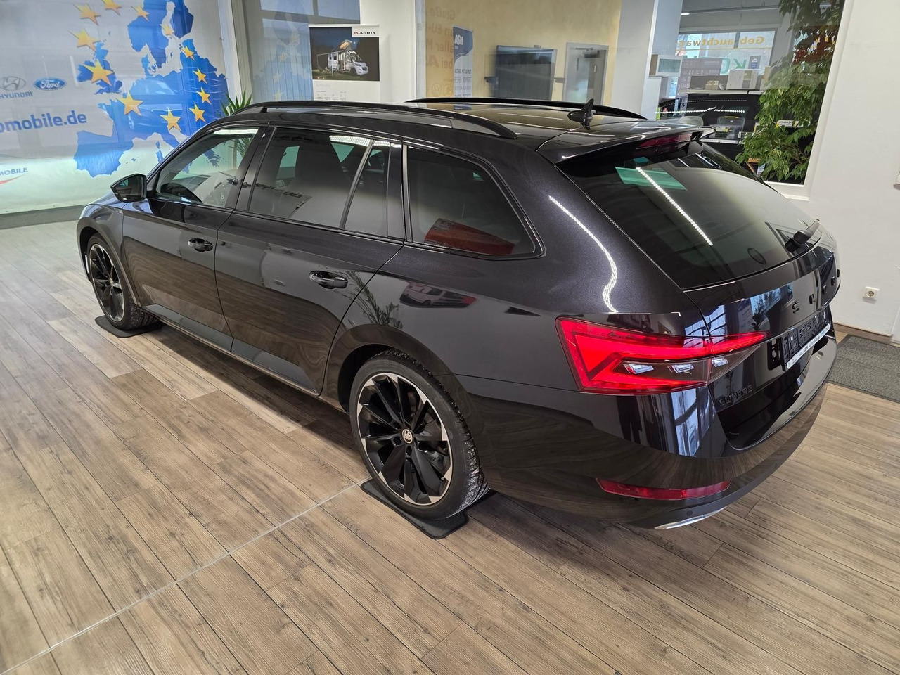 Skoda Superb Combi Sportline 2,0 TDI 4x4*PSD*360°*AHK* - Voiture: photos 4 Skoda Superb Combi Sportline 2,0 TDI 4x4*PSD*360°*AHK* - Voiture: photos 4