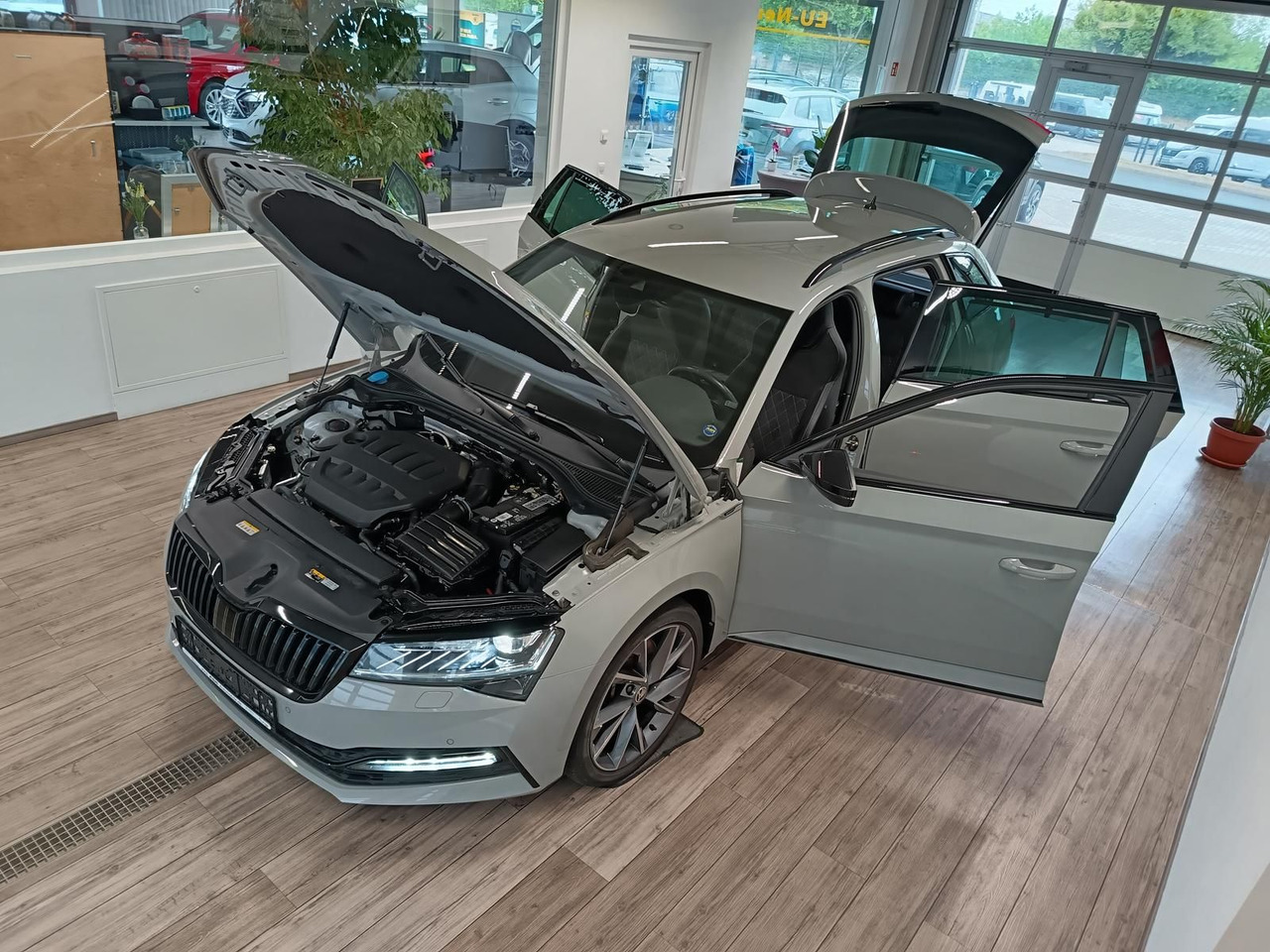 Skoda Superb Combi Sportline 2.0TSI DSG4x4*AHK*DCC*ACC - Voiture: photos 2 Skoda Superb Combi Sportline 2.0TSI DSG4x4*AHK*DCC*ACC - Voiture: photos 2