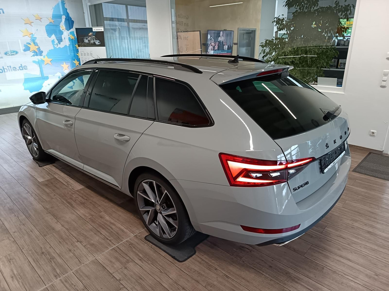 Skoda Superb Combi Sportline 2.0TSI DSG4x4*AHK*DCC*ACC - Voiture: photos 4 Skoda Superb Combi Sportline 2.0TSI DSG4x4*AHK*DCC*ACC - Voiture: photos 4