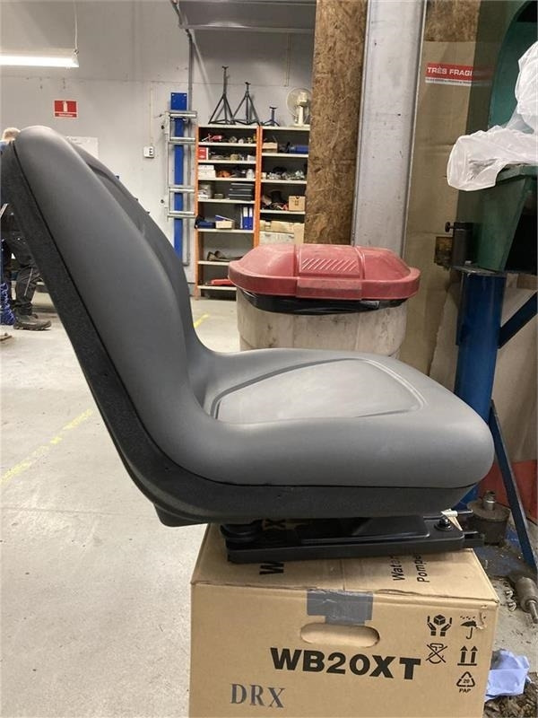 Husqvarna P524X Efi Sæde - Fabriksnyt 591352601 - Siège pour Machine agricole: photos 2 Husqvarna P524X Efi Sæde - Fabriksnyt 591352601 - Siège pour Machine agricole: photos 2