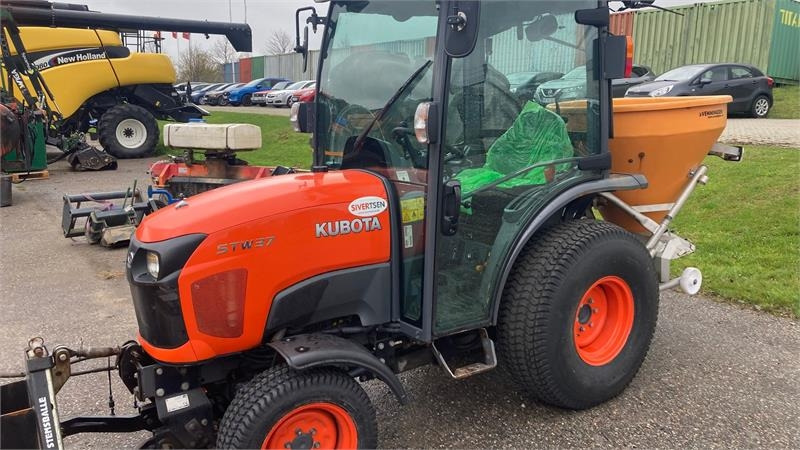 Kubota STW37 Kompakttraktor  - Tracteur communal: photos 1 Kubota STW37 Kompakttraktor  - Tracteur communal: photos 1