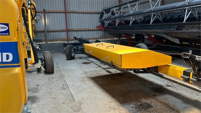 New Holland 4 hjulet skærebordsvogn - Chariot de coupe: photos 2 New Holland 4 hjulet skærebordsvogn - Chariot de coupe: photos 2