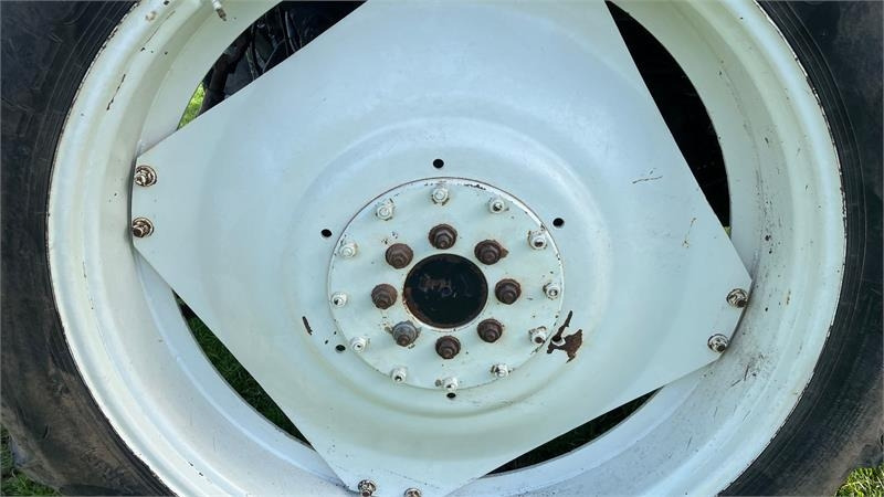 Taurus 270/95R32 - 300/95R46 - Pneu pour Machine agricole: photos 2 Taurus 270/95R32 - 300/95R46 - Pneu pour Machine agricole: photos 2