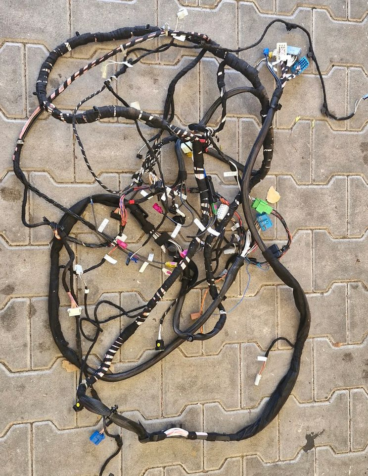 MAN TG3 TGX WIĄZKA INSTALACJA KONSOLI PÓŁKI GÓRNEJ - Système électrique: photos 1 MAN TG3 TGX WIĄZKA INSTALACJA KONSOLI PÓŁKI GÓRNEJ - Système électrique: photos 1