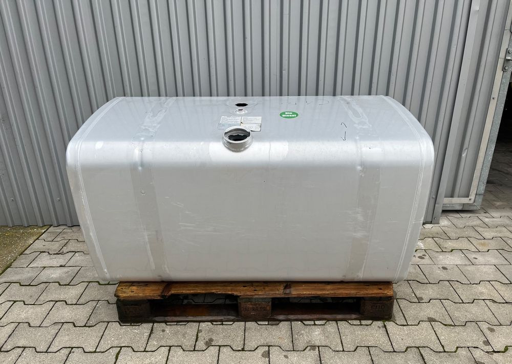 Zbiornik paliwa MAN TGX TGS 580 litrów bak - Préparation du carburant pour Camion: photos 1 Zbiornik paliwa MAN TGX TGS 580 litrów bak - Préparation du carburant pour Camion: photos 1