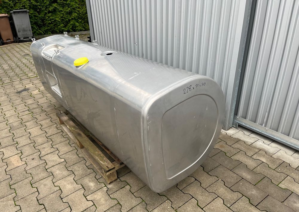 Zbiornik paliwa Volvo FH Renault 900 litrów bak jak nowy - Préparation du carburant pour Camion: photos 2 Zbiornik paliwa Volvo FH Renault 900 litrów bak jak nowy - Préparation du carburant pour Camion: photos 2