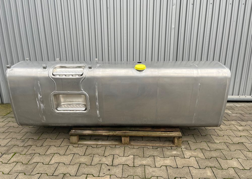 Zbiornik paliwa Volvo FH Renault 900 litrów bak jak nowy - Préparation du carburant pour Camion: photos 1 Zbiornik paliwa Volvo FH Renault 900 litrów bak jak nowy - Préparation du carburant pour Camion: photos 1