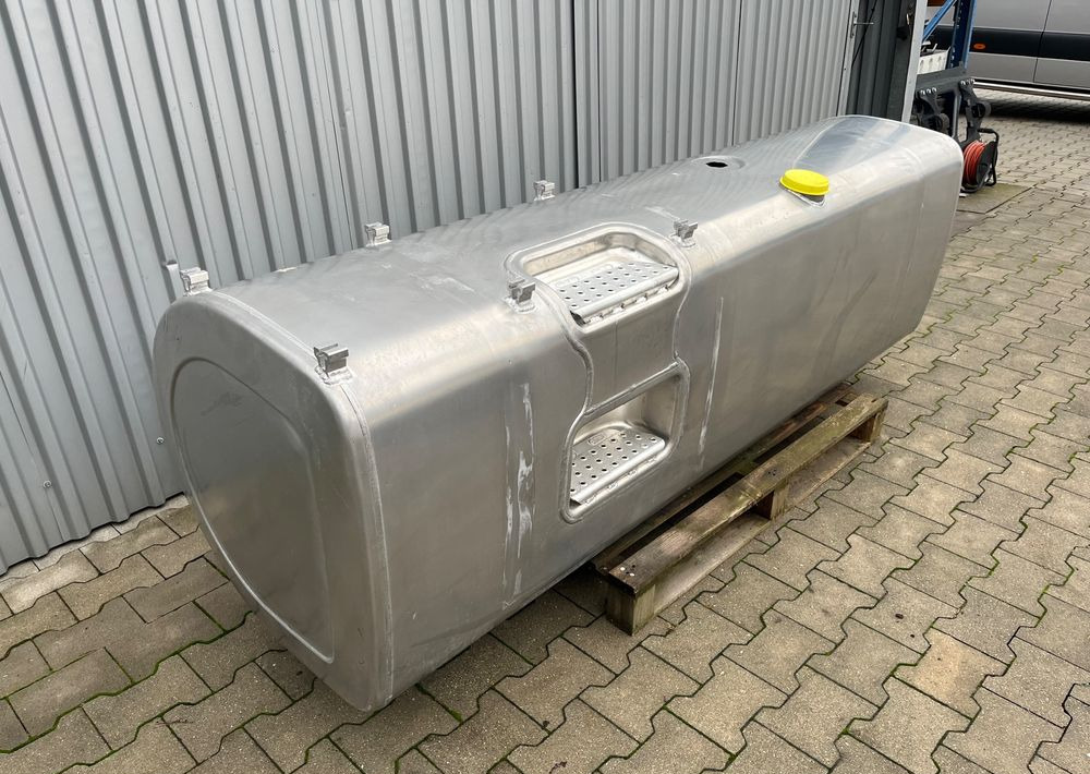 Zbiornik paliwa Volvo FH Renault 900 litrów bak jak nowy - Préparation du carburant pour Camion: photos 3 Zbiornik paliwa Volvo FH Renault 900 litrów bak jak nowy - Préparation du carburant pour Camion: photos 3