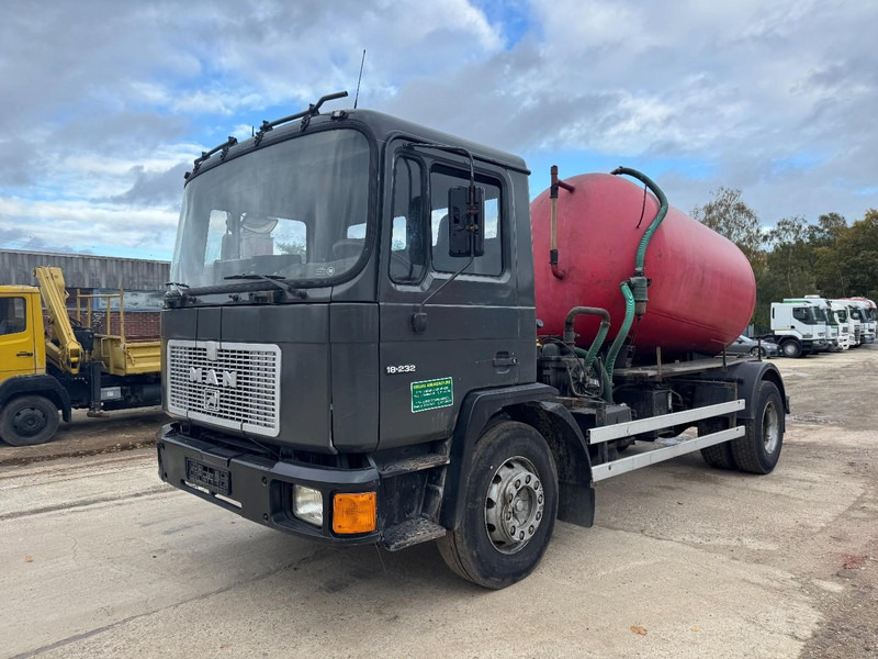 MAN 18.232 (8000 L / 6 CYLINDER WITH MANUAL PUMP / STEEL SUSPENSION) - Camion hydrocureur: photos 1 MAN 18.232 (8000 L / 6 CYLINDER WITH MANUAL PUMP / STEEL SUSPENSION) - Camion hydrocureur: photos 1