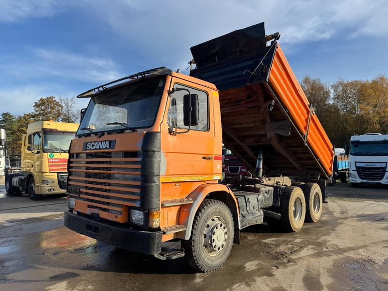 Scania 93 - 280 (STEEL SUSPENSION / SUSPENSION LAMES / 6 CYLINDER / 6X4) - Camion benne: photos 1 Scania 93 - 280 (STEEL SUSPENSION / SUSPENSION LAMES / 6 CYLINDER / 6X4) - Camion benne: photos 1