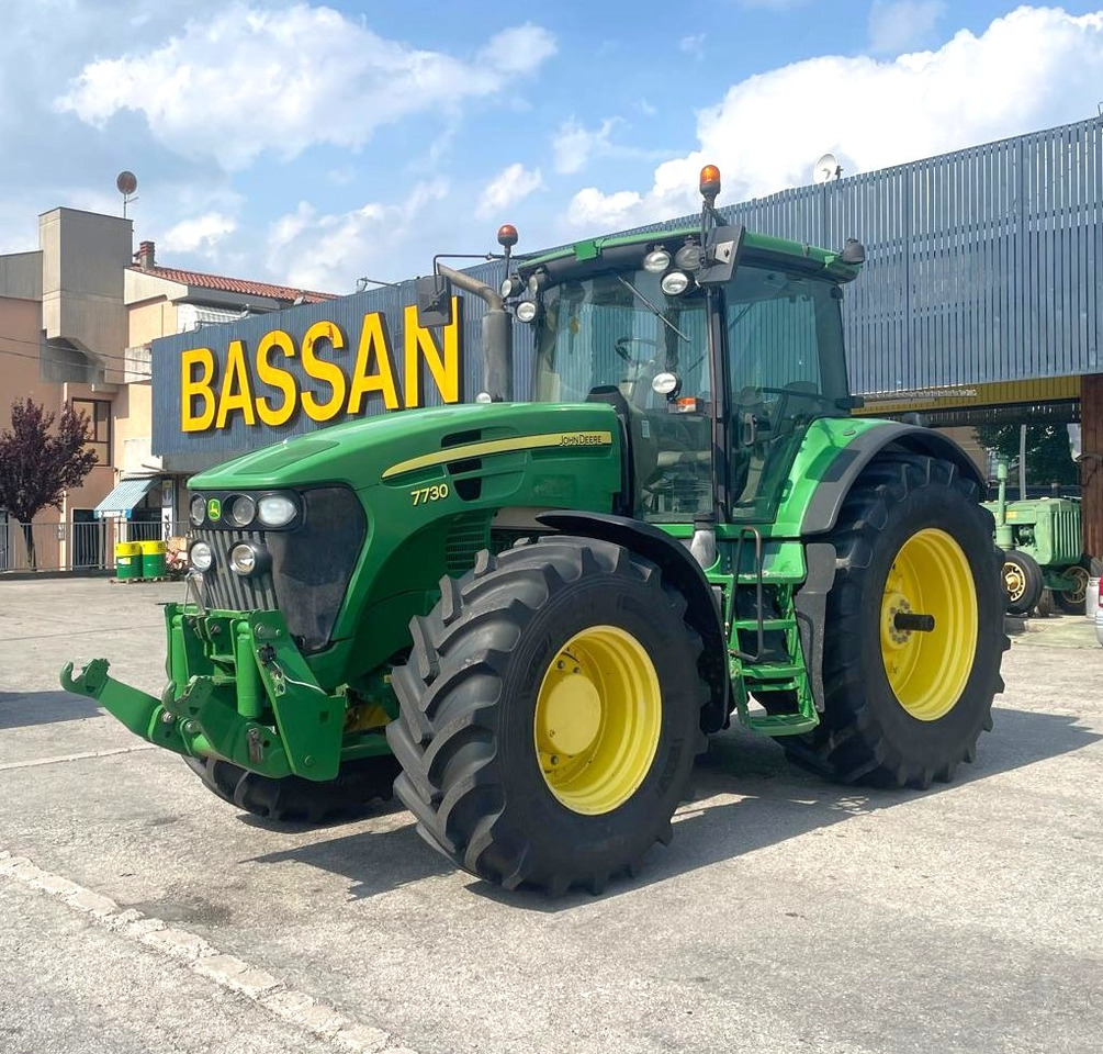 JOHN DEERE 7730 - Tracteur agricole: photos 1 JOHN DEERE 7730 - Tracteur agricole: photos 1