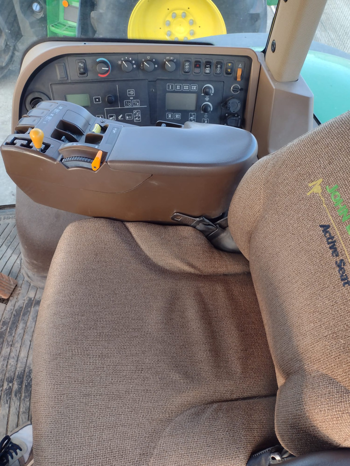 JOHN DEERE 8230 - Tracteur agricole: photos 5 JOHN DEERE 8230 - Tracteur agricole: photos 5