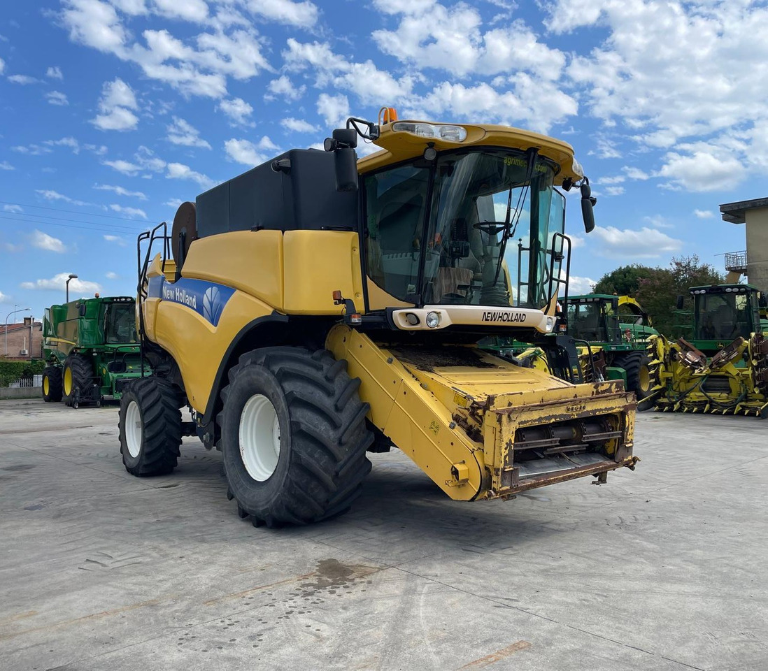 NEW HOLLAND MIETITREBBIA CX 8080 - Moissonneuse-batteuse: photos 2 NEW HOLLAND MIETITREBBIA CX 8080 - Moissonneuse-batteuse: photos 2