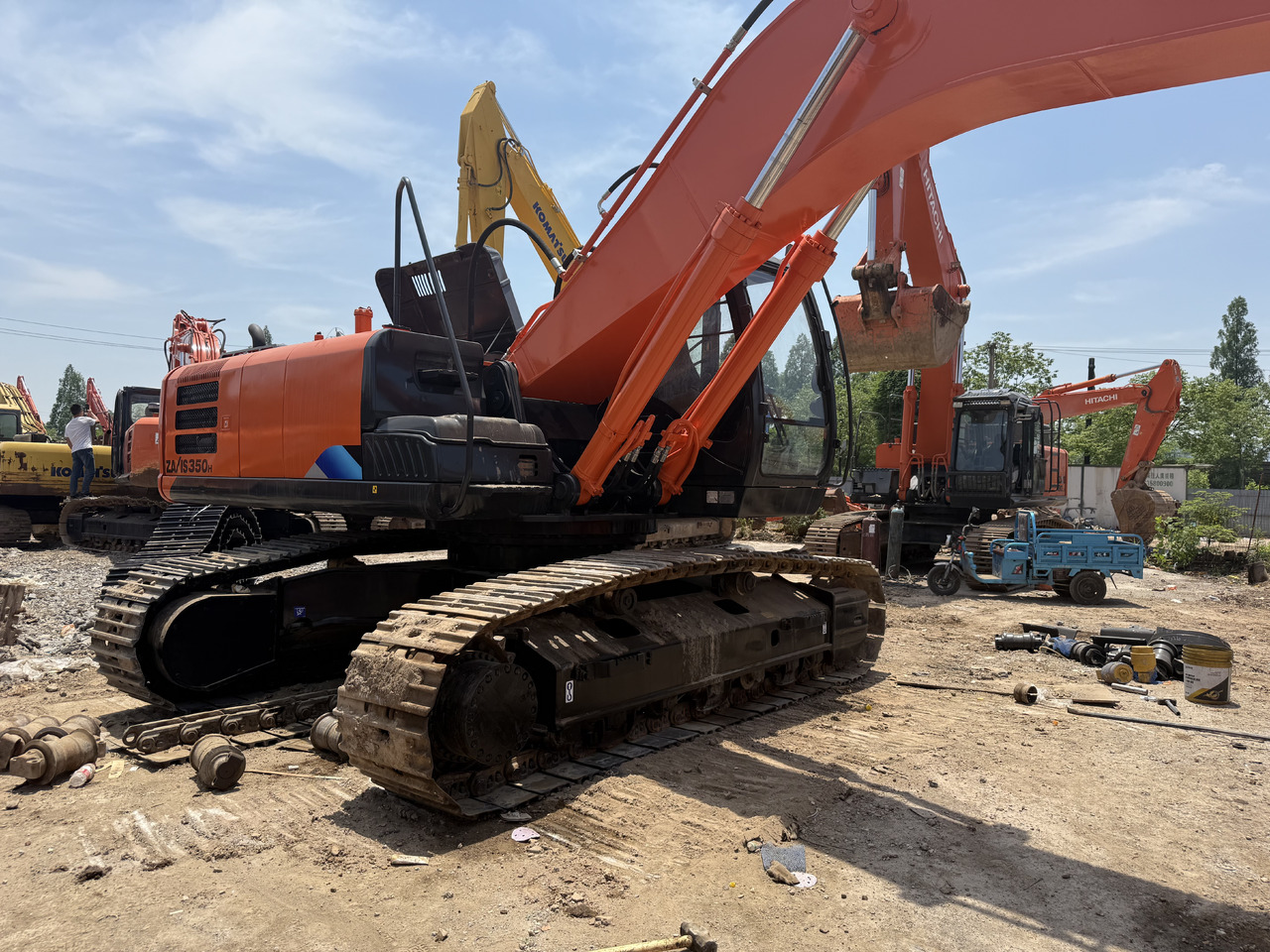HITACHI 350-5g - Pelle sur pneus: photos 3 HITACHI 350-5g - Pelle sur pneus: photos 3