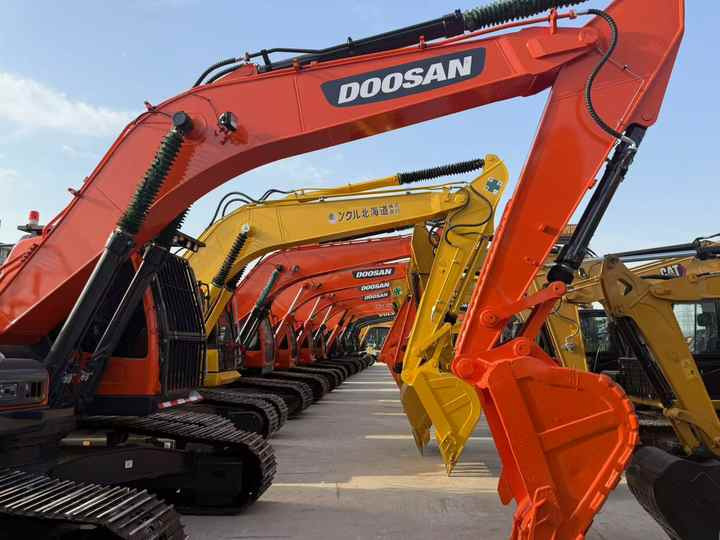 Original Used DOOSAN DX300LC-9C Excavator 30 Ton Large Excavator Digger With Cheap Price,certified by EPA and CE DOOSAN ENGINE. - Pelle sur chenille: photos 3 Original Used DOOSAN DX300LC-9C Excavator 30 Ton Large Excavator Digger With Cheap Price,certified by EPA and CE DOOSAN ENGINE. - Pelle sur chenille: photos 3