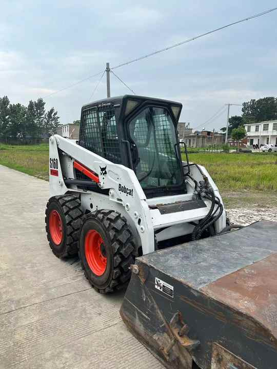 USED BOBCAT S160 Skid-steer Loader Bobcat S160 Carry Sweeper with Very Good Performance Is for Sale at a Low Price. - Mini chargeuse: photos 2 USED BOBCAT S160 Skid-steer Loader Bobcat S160 Carry Sweeper with Very Good Performance Is for Sale at a Low Price. - Mini chargeuse: photos 2