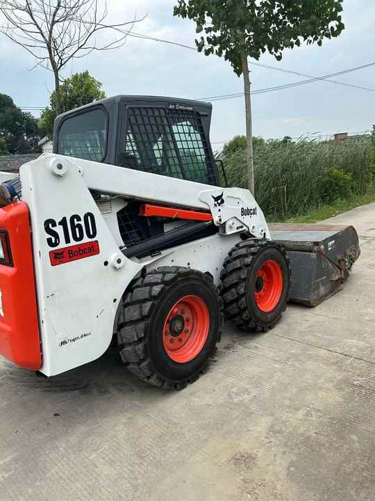 USED BOBCAT S160 Skid-steer Loader Bobcat S160 Carry Sweeper with Very Good Performance Is for Sale at a Low Price. - Mini chargeuse: photos 4 USED BOBCAT S160 Skid-steer Loader Bobcat S160 Carry Sweeper with Very Good Performance Is for Sale at a Low Price. - Mini chargeuse: photos 4