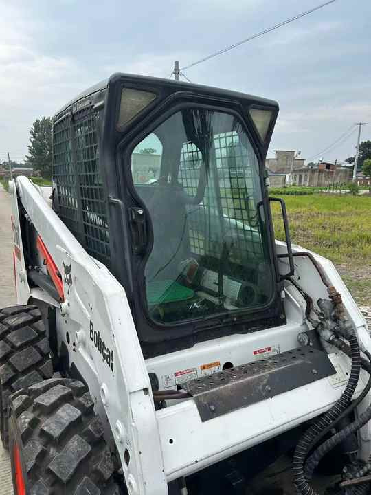 USED BOBCAT S160 Skid-steer Loader Bobcat S160 Carry Sweeper with Very Good Performance Is for Sale at a Low Price. - Mini chargeuse: photos 3 USED BOBCAT S160 Skid-steer Loader Bobcat S160 Carry Sweeper with Very Good Performance Is for Sale at a Low Price. - Mini chargeuse: photos 3