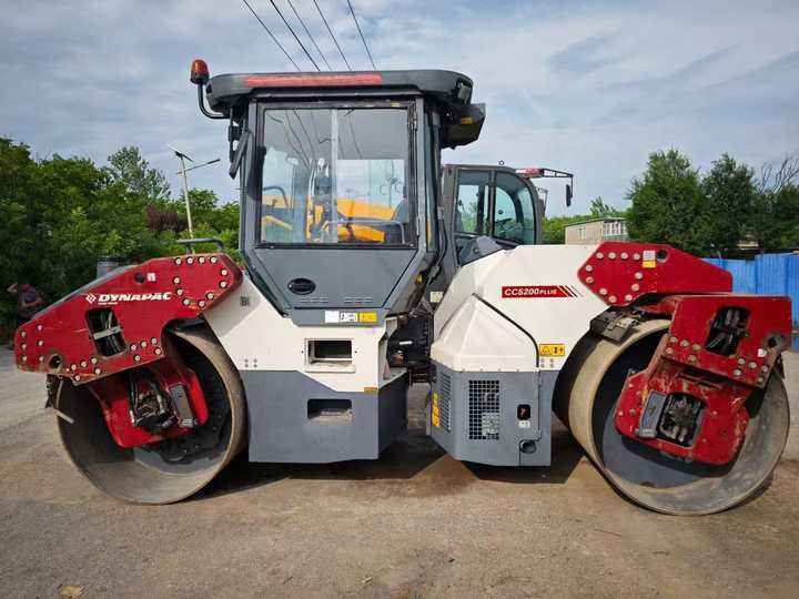 Used Original Dynapac CC5200 Double Drum Vibratory Roller Dynapac 5200 15 Tons Compactor Roller Road Machinery on Sale - Rouleau compresseur: photos 3 Used Original Dynapac CC5200 Double Drum Vibratory Roller Dynapac 5200 15 Tons Compactor Roller Road Machinery on Sale - Rouleau compresseur: photos 3