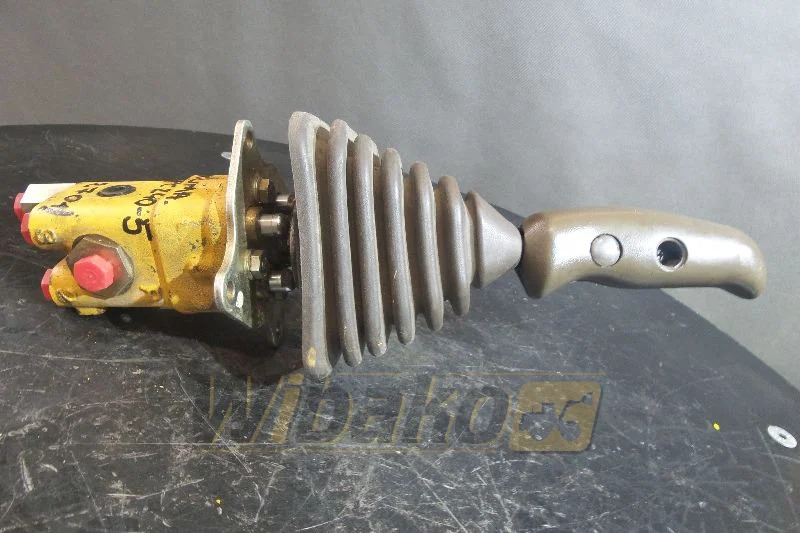 Komatsu PC240-5 - Valve hydraulique pour Engins de chantier: photos 1 Komatsu PC240-5 - Valve hydraulique pour Engins de chantier: photos 1