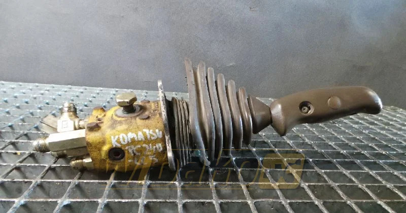 Komatsu PC240-5 - Valve hydraulique pour Engins de chantier: photos 1 Komatsu PC240-5 - Valve hydraulique pour Engins de chantier: photos 1