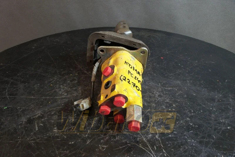 Komatsu PC240-5 - Valve hydraulique pour Engins de chantier: photos 1 Komatsu PC240-5 - Valve hydraulique pour Engins de chantier: photos 1