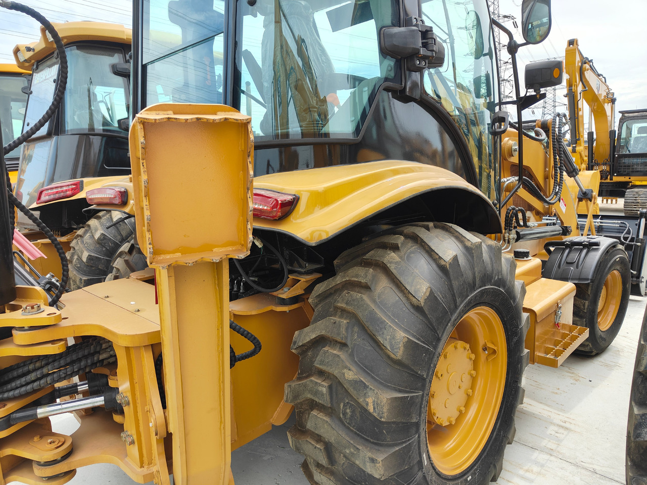 CATERPILLAR 420F backhole loader in stock - Tractopelle: photos 5 CATERPILLAR 420F backhole loader in stock - Tractopelle: photos 5