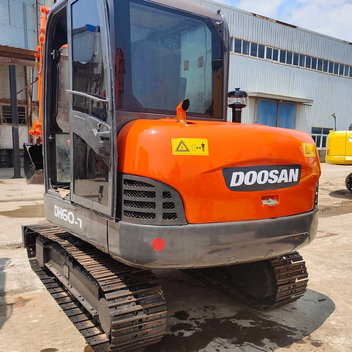 Original Second-hand Doosan DH60-7 Excavator Is in Good Condition Strong and Simple Maintenance - Pelle sur chenille: photos 4 Original Second-hand Doosan DH60-7 Excavator Is in Good Condition Strong and Simple Maintenance - Pelle sur chenille: photos 4