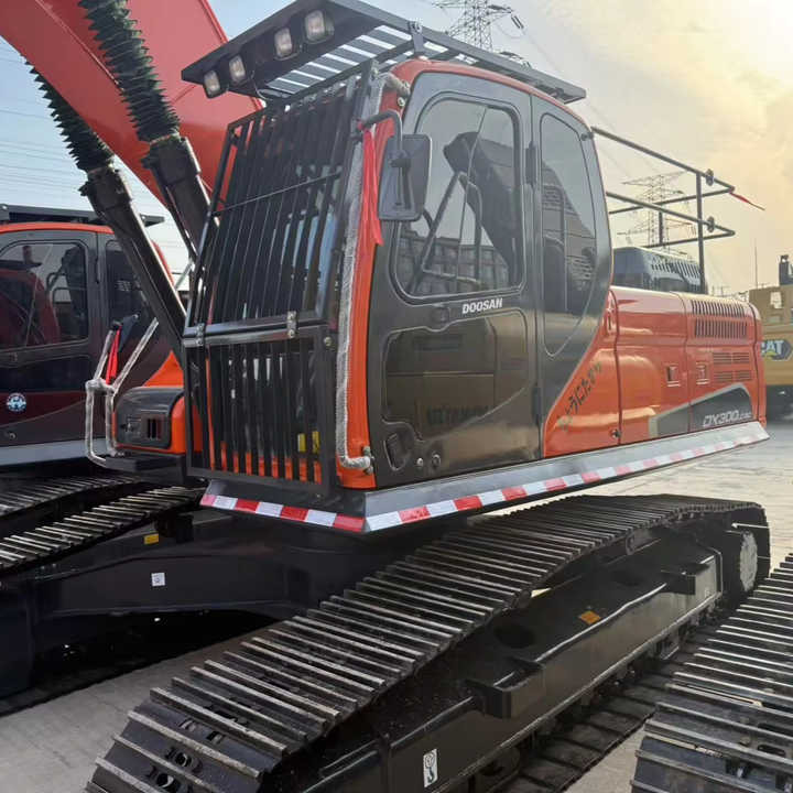 Original Used DOOSAN DX300LC-9C Excavator 30 Ton Large Excavator Digger With Cheap Price,certified by EPA and CE DOOSAN ENGINE. - Pelle sur chenille: photos 1 Original Used DOOSAN DX300LC-9C Excavator 30 Ton Large Excavator Digger With Cheap Price,certified by EPA and CE DOOSAN ENGINE. - Pelle sur chenille: photos 1