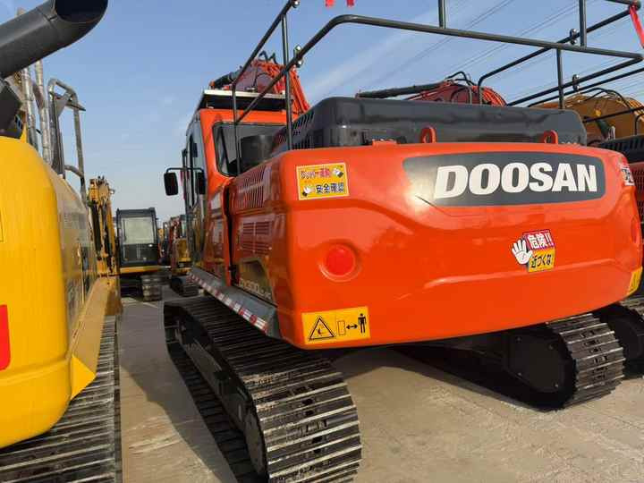 Original Used DOOSAN DX300LC-9C Excavator 30 Ton Large Excavator Digger With Cheap Price,certified by EPA and CE DOOSAN ENGINE. - Pelle sur chenille: photos 2 Original Used DOOSAN DX300LC-9C Excavator 30 Ton Large Excavator Digger With Cheap Price,certified by EPA and CE DOOSAN ENGINE. - Pelle sur chenille: photos 2