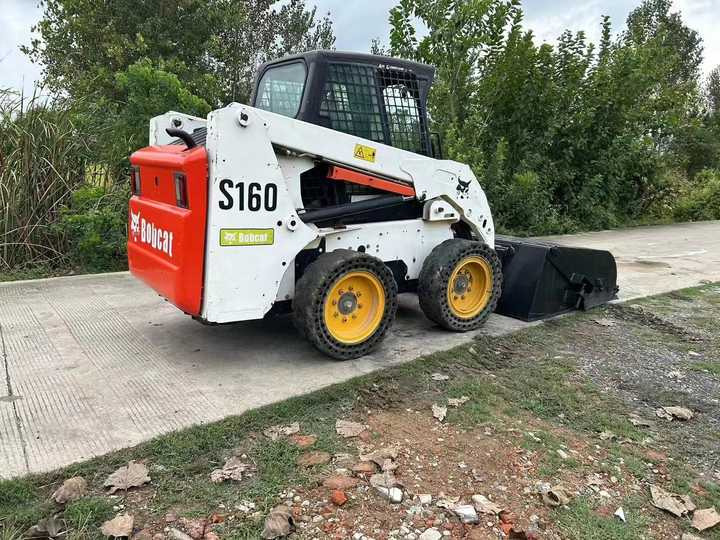 USED BOBCAT S160 Skid-steer Loader with Very Good Performance Is for Sale at a Low Price. - Mini chargeuse: photos 4 USED BOBCAT S160 Skid-steer Loader with Very Good Performance Is for Sale at a Low Price. - Mini chargeuse: photos 4