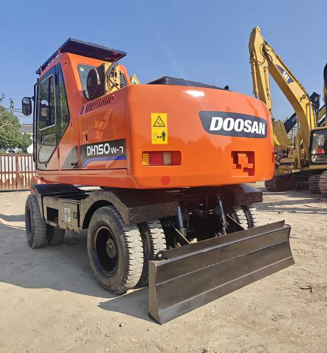 Used Doosan DH150W-7 Model Wheel Excavator Second Hand Machine Popular Brand Korean Doosan Hydraulic Machinery - Pelle sur pneus: photos 3 Used Doosan DH150W-7 Model Wheel Excavator Second Hand Machine Popular Brand Korean Doosan Hydraulic Machinery - Pelle sur pneus: photos 3