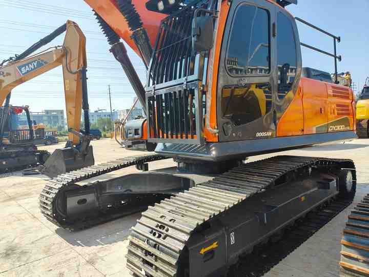 Used Doosan DX300LC-9C Excavator with Little Time Used in Excellent Condition Korea Brand Doosan 30 Tons Excavator for Sale - Pelle sur chenille: photos 2 Used Doosan DX300LC-9C Excavator with Little Time Used in Excellent Condition Korea Brand Doosan 30 Tons Excavator for Sale - Pelle sur chenille: photos 2