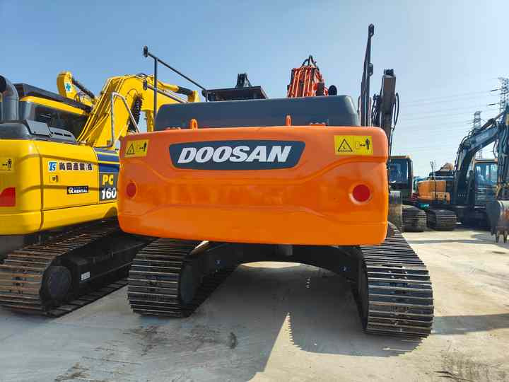 Used Doosan DX300LC-9C Excavator with Little Time Used in Excellent Condition Korea Brand Doosan 30 Tons Excavator for Sale - Pelle sur chenille: photos 3 Used Doosan DX300LC-9C Excavator with Little Time Used in Excellent Condition Korea Brand Doosan 30 Tons Excavator for Sale - Pelle sur chenille: photos 3