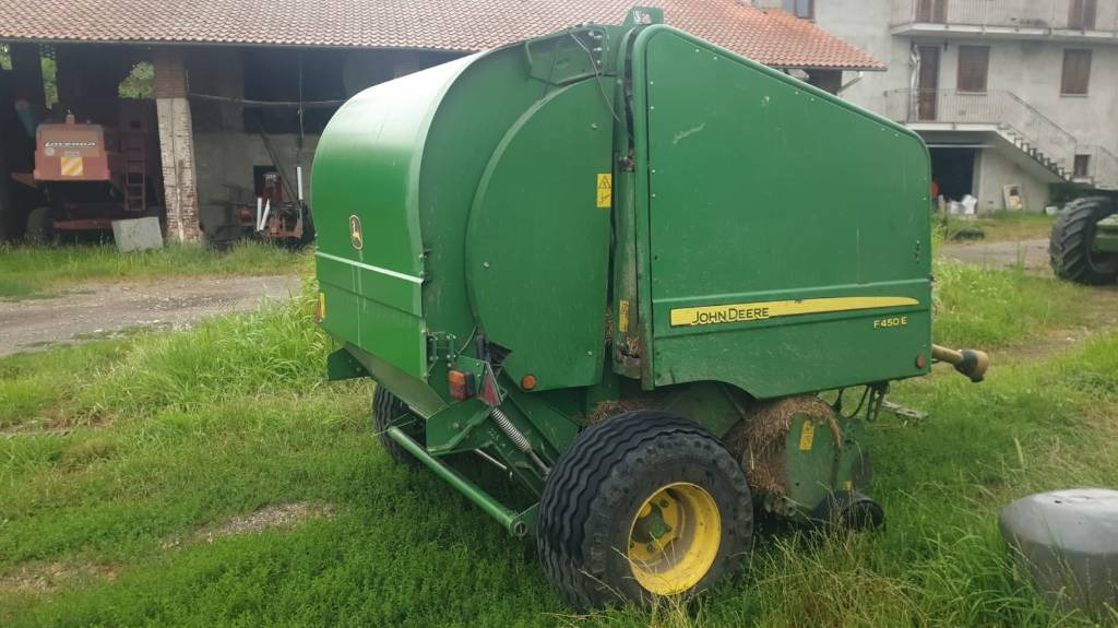 John Deere F 450 - Presse à balles rondes: photos 1 John Deere F 450 - Presse à balles rondes: photos 1