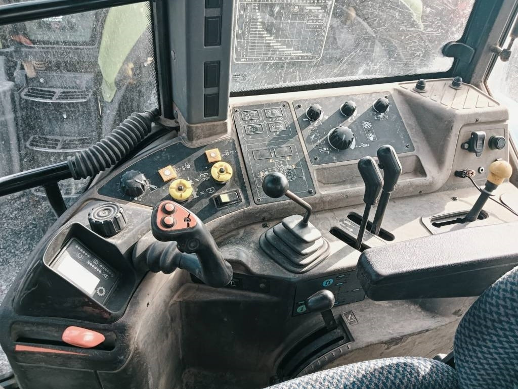 New Holland 8560 - Tracteur agricole: photos 5 New Holland 8560 - Tracteur agricole: photos 5