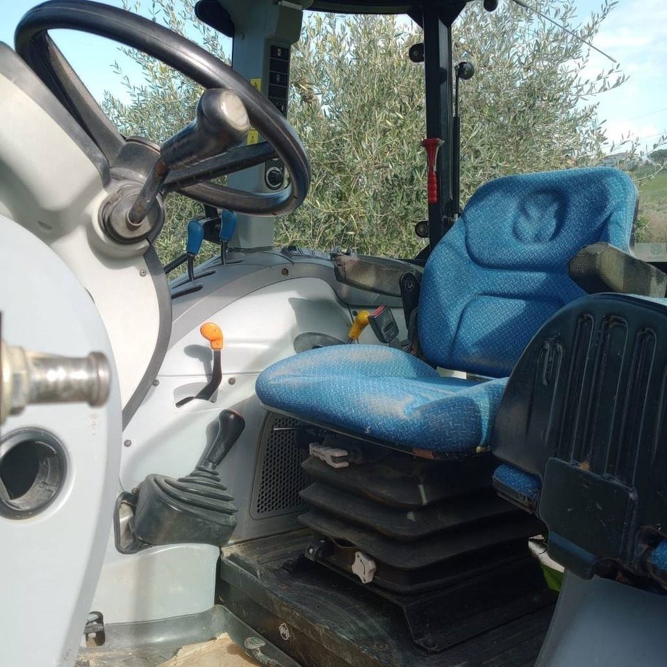 New Holland T 4.55 - Tracteur agricole: photos 3 New Holland T 4.55 - Tracteur agricole: photos 3