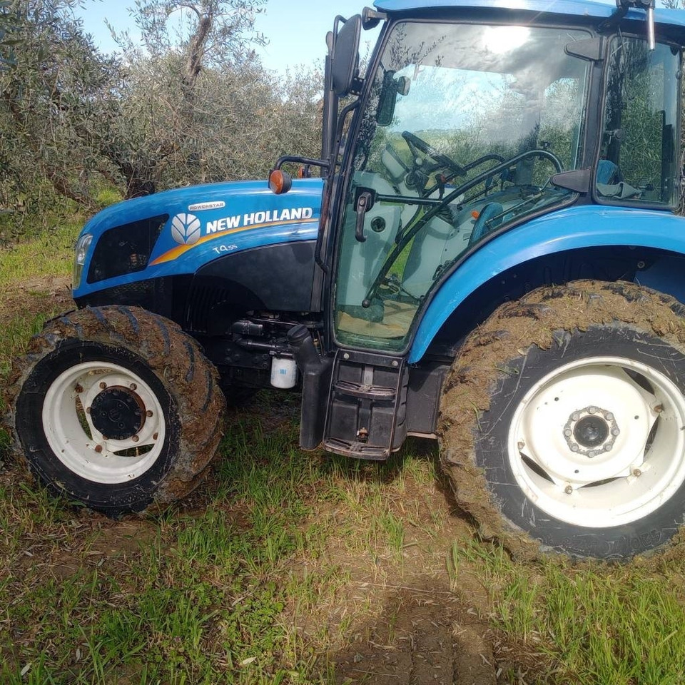 New Holland T 4.55 - Tracteur agricole: photos 2 New Holland T 4.55 - Tracteur agricole: photos 2